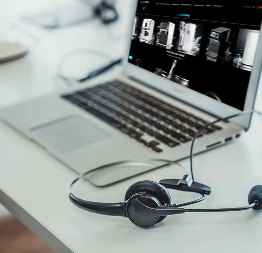 Schwarzes Headset mit Mikrofon.