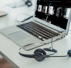 Schwarzes Headset mit Mikrofon.