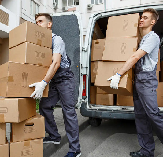 Umzugshelfer laden Kartons.