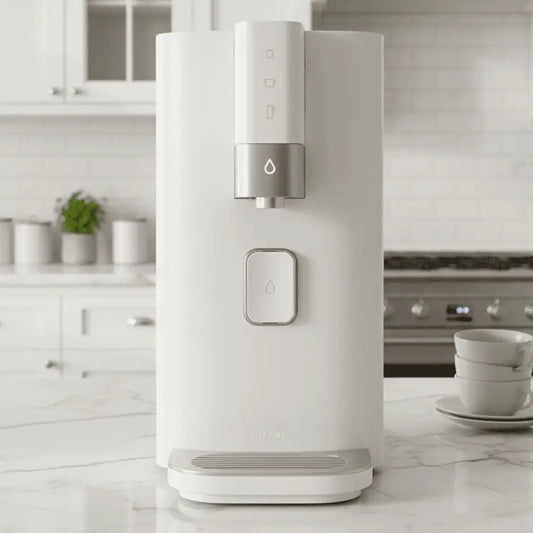 Wasserhahn mit weißem Gehäuse, schlankem Design und silbernen Akzenten.